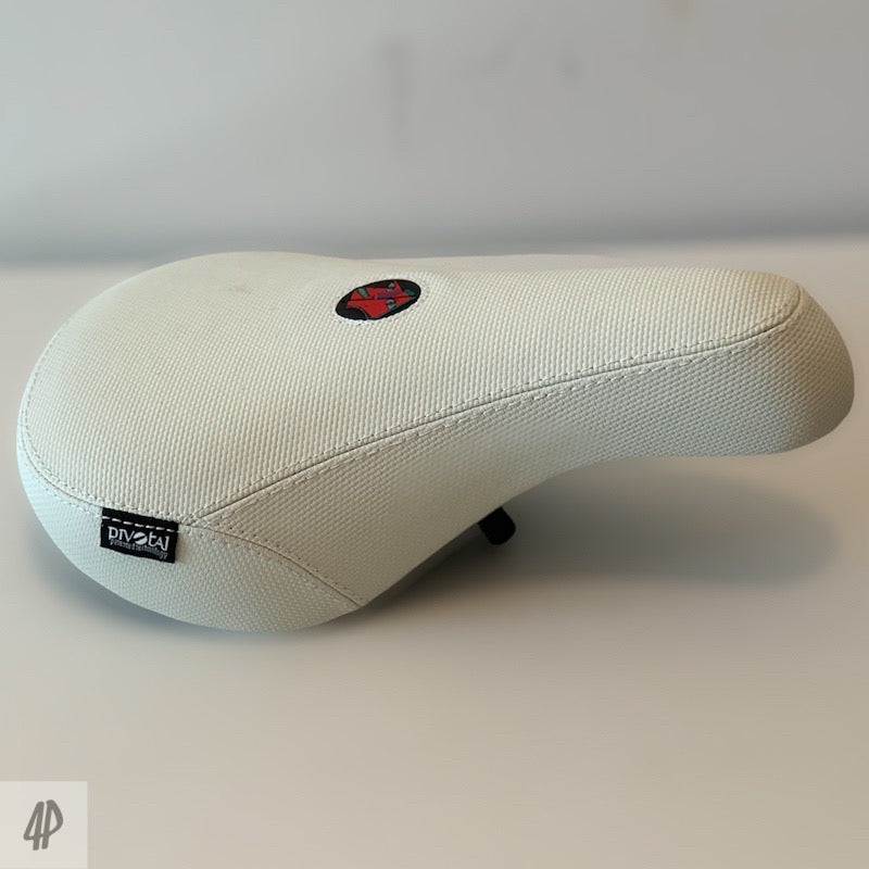 Primo Yumi Pivotal Sattel / Seat White