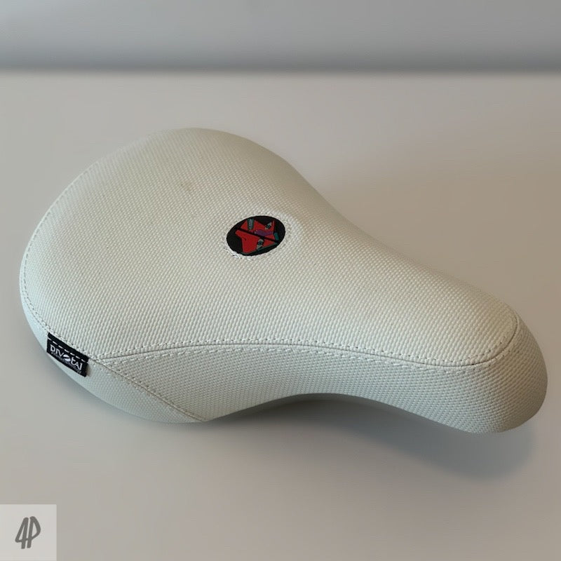 Primo Yumi Pivotal Sattel / Seat White